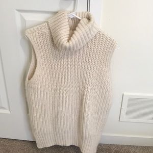 Turtle neck sweater vest